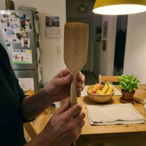 Anja zeigt ihren selbstgeschnitzten Holzspatel