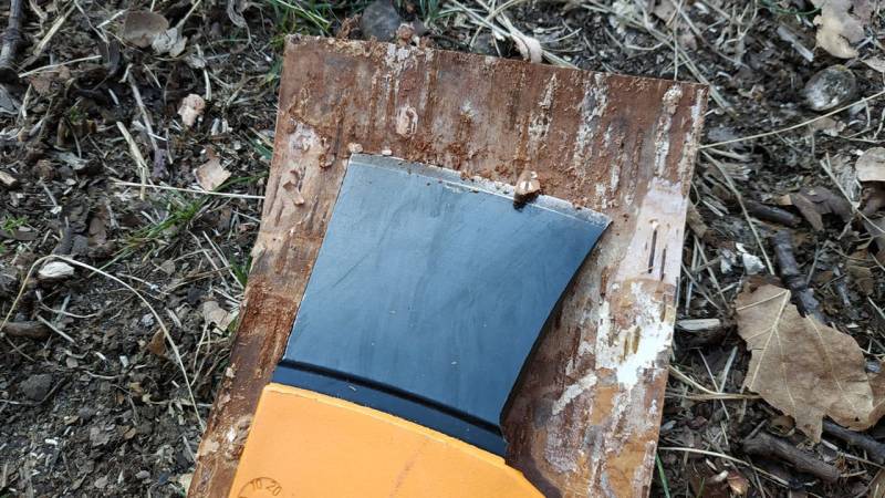 The edge of your ax can also be used to clean and smooth the bark