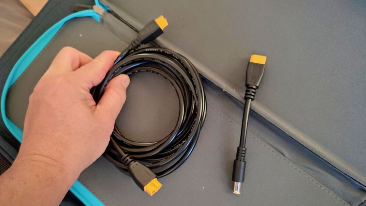 Included cables with the Anker 625 solar panel