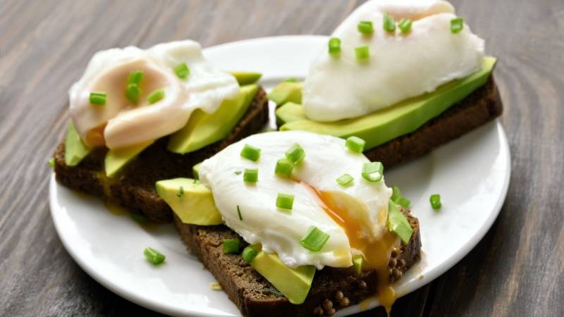 Ich liebe Brot mit Avocado und Ei, einfach lecker und voller Power