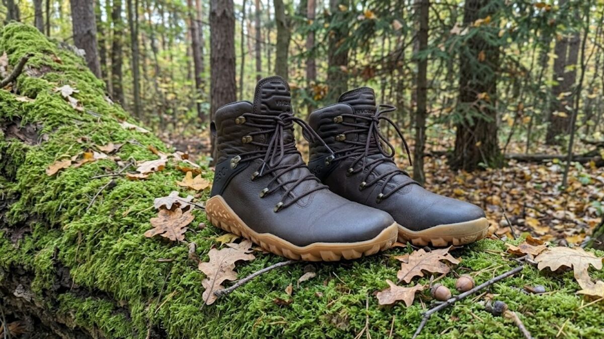 Vivobarefoot Tracker Forest ESC: Test nach 12 Monaten Vivobarefoot Tracker Forest ESC auf baumstamm