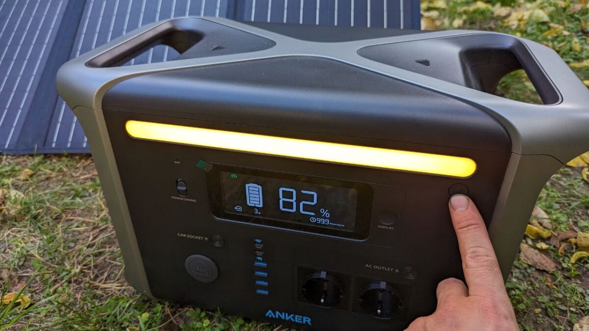 You can use the light bar of the Anker PowerHouse 757 in three different levels