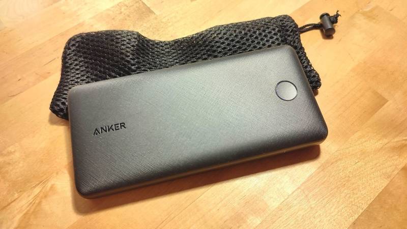 Meine Powerbank von Anker mit 20.000 mAh ist vollgeladen meine Rettung, um mein Smartphone mit Strom zu versorgen