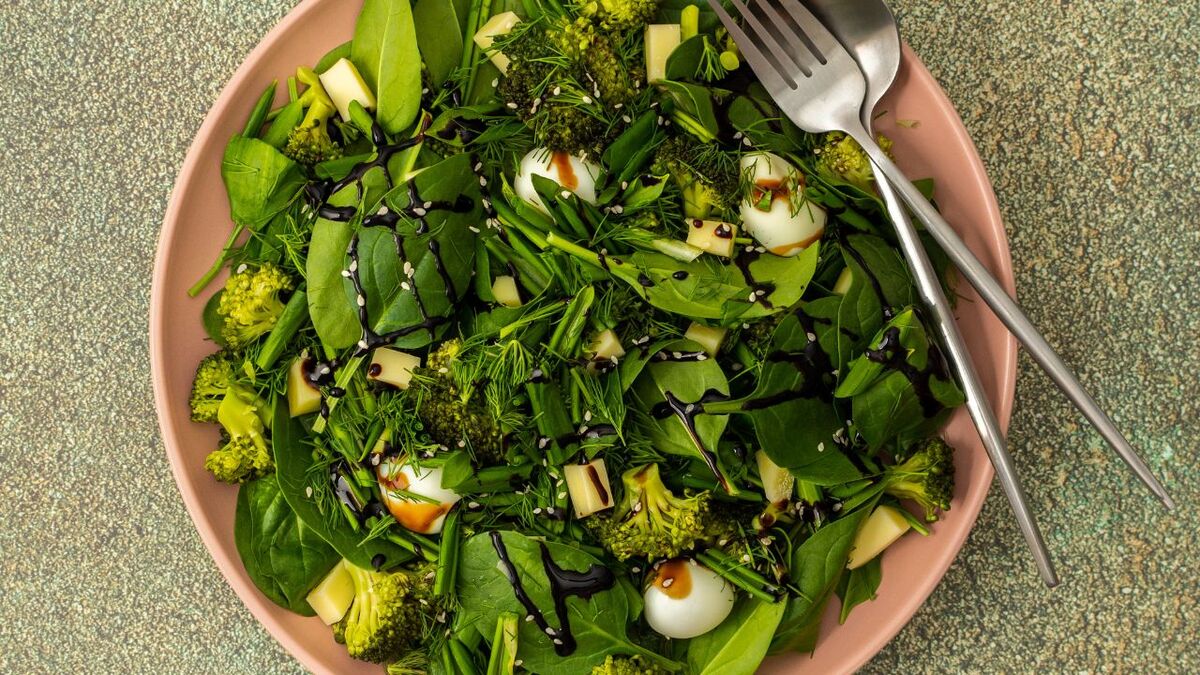Lecker: Wilder Salat mit Spinat, Eiern, Brokkoli und natürlich Bärlauch