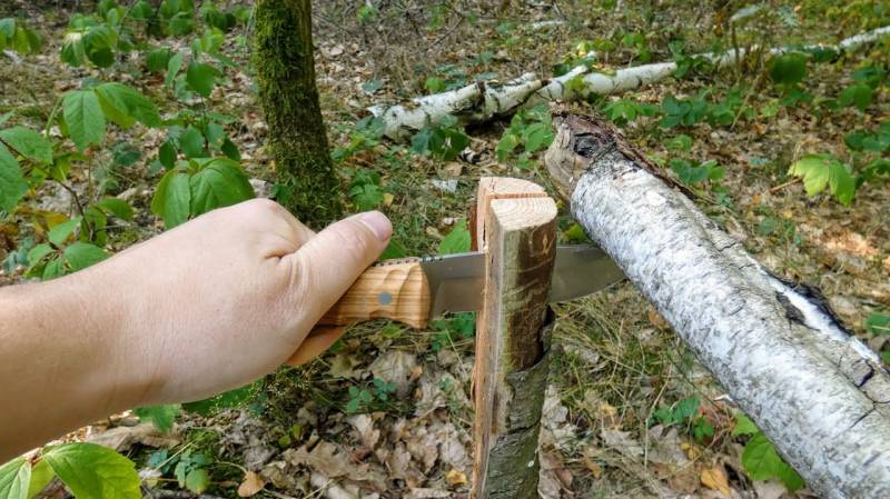 Batoning means splitting wood, for which the knife is ideal