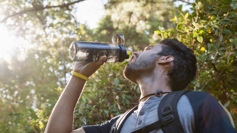 Trinke beim Fasten immer ausreichend Wasser