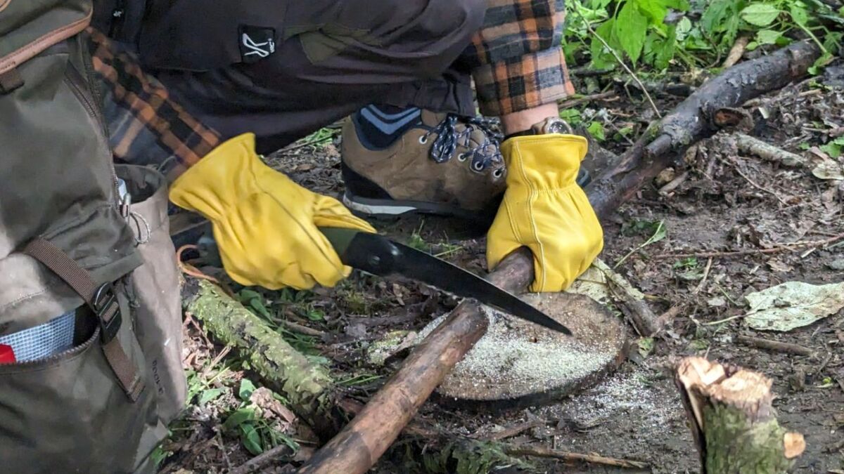 The best bushcraft gloves for camping and survival in the wilderness (buying guide)