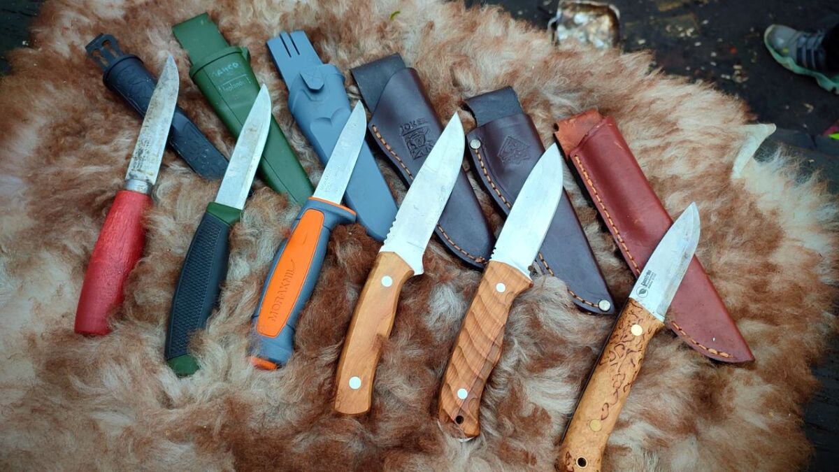 Various bush knives lying next to each other