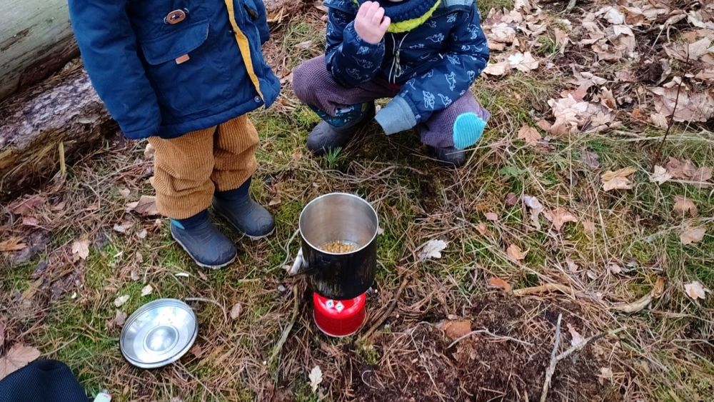 Wir beim Popcorn machen im Wald