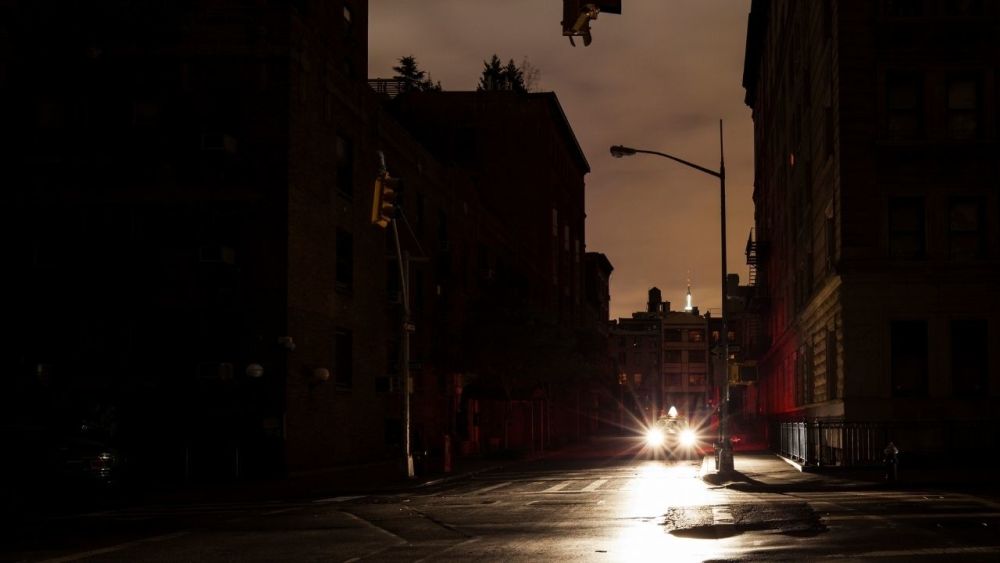 Ein Blackout ist ein Stromausfall, der eine ganze Stadt oder Region betrifft. Die häufigste Ursache für Stromausfälle sind extreme Wetterbedingungen wie Stürme, Hurrikane und Tornados. Stromausfälle können auch durch Unfälle in Kraftwerken oder andere Probleme mit elektrischen Übertragungsleitungen verursacht werden.