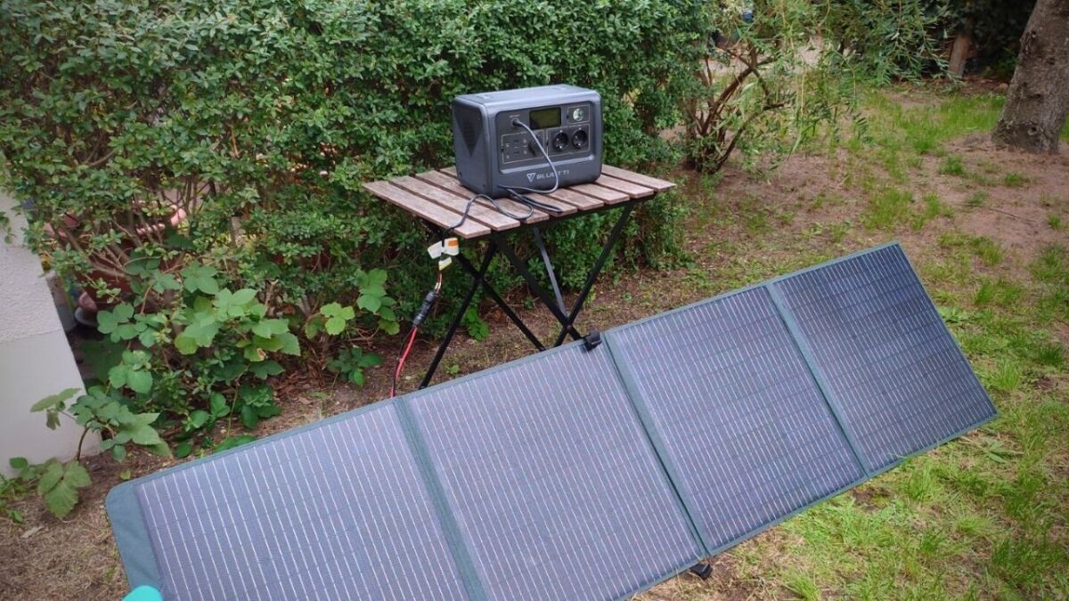 The solar panel with its 200 watts is large and a bit heavy, but also has a lot of power