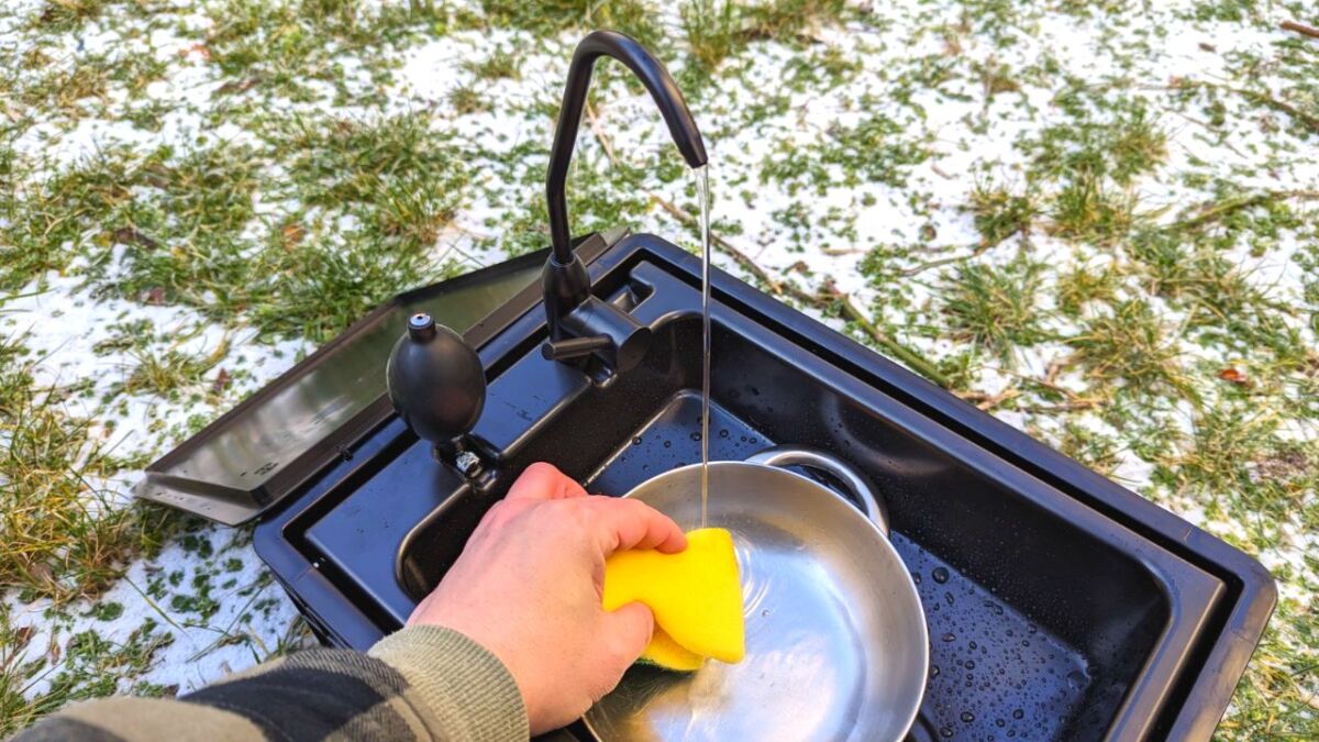 With the BOXIO-WASH you can wash your dishes environmentally friendly and without electricity