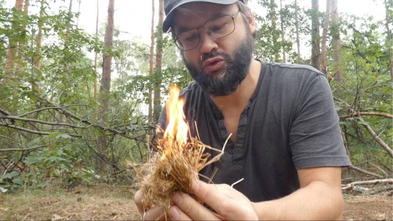 Mit dem Feuerstahl entzündest du zum Beispiel sehr trockenes Gras