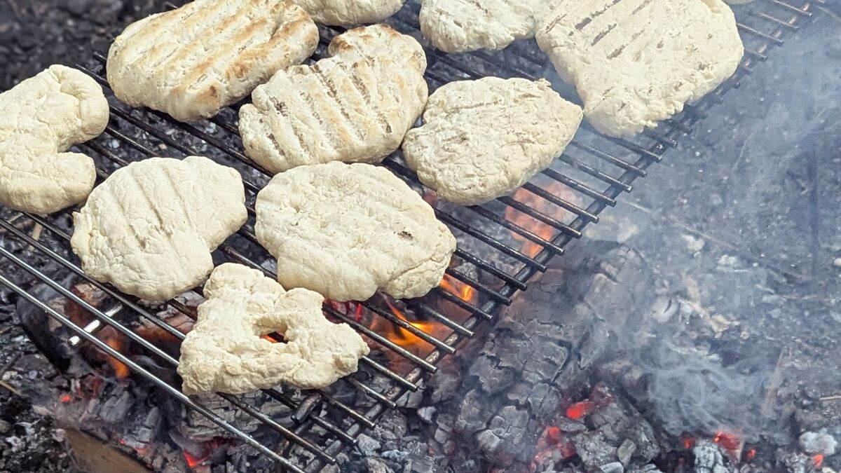 brot vom grill am lagefeuer