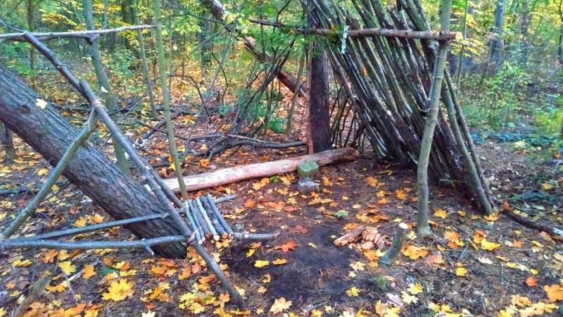 Ein einfach Bushcraft-Camp gehört zu den Basics - baue jedes mal eins auf oder verbessere dein bestehendes Camp