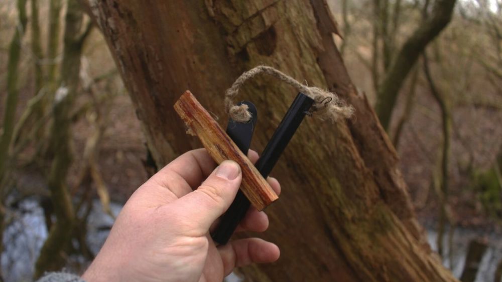 Kienspan und Feuerstahl sind die Freunde jedes Bushcrafters