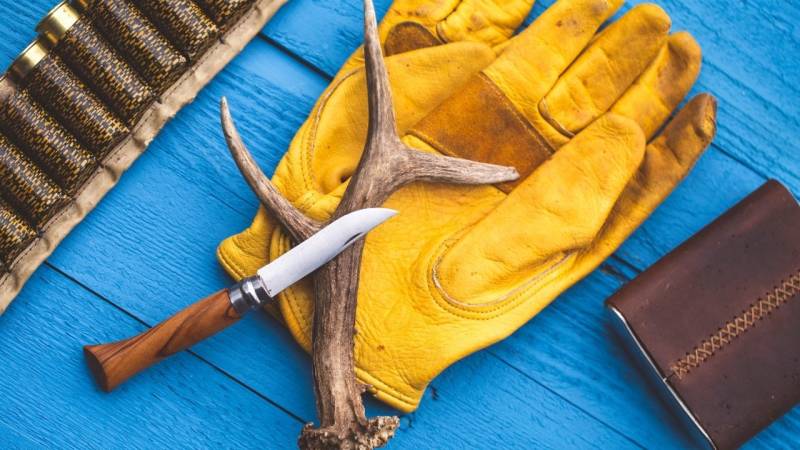 Im Feld sollten Bushcraft-Handschuhe dich stets unterstützen und kein Hindernis sein