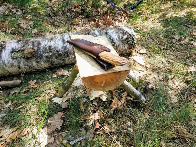 Dein Holztisch ist fertig - perfekt für dein Bushcraft-Camp