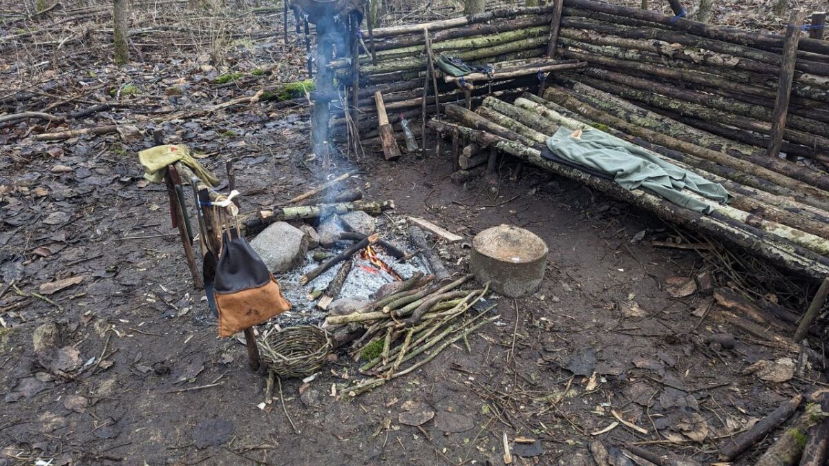 bushcraft lager camp mit feuerstelle