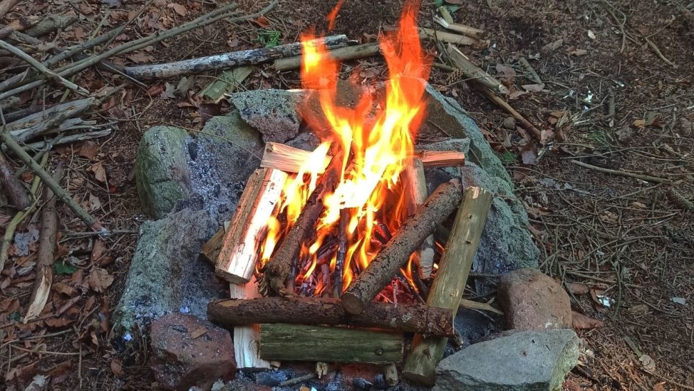 Mit verschiedenen Techniken und Werkzeugen besitzt du immer ein Feuer, wenn du es brauchst