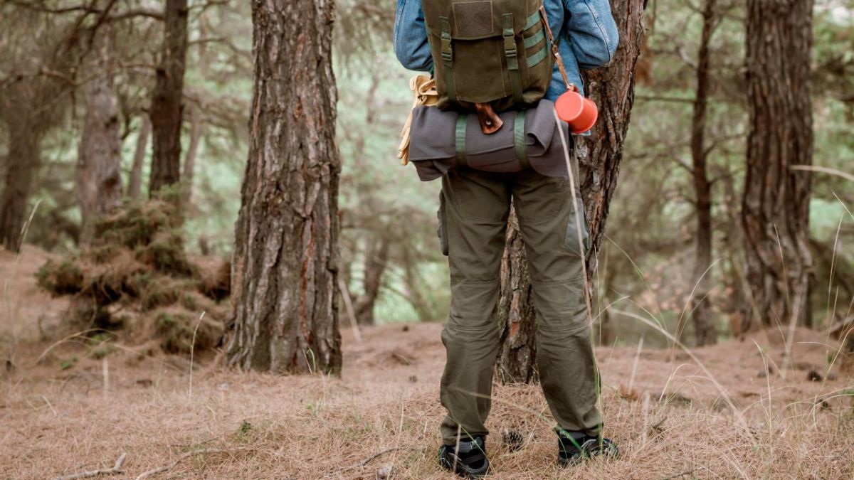 bushcrafter im wald mit outdoor hose