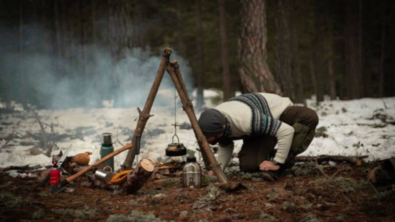 Bushcrafting ist eine Reihe von Fähigkeiten, die das Bauen und Verwenden von Werkzeugen und Fähigkeiten zum Leben in der Wildnis umfassen.