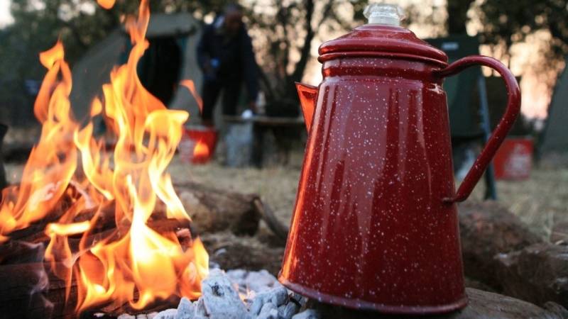 Das bedeutet Entspannung: Am Feuer einen Kaffee zubereiten und trinken