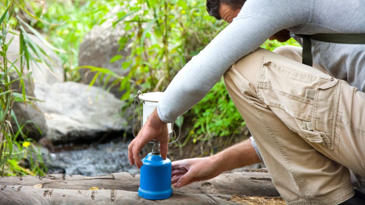 Lighting a gas lantern