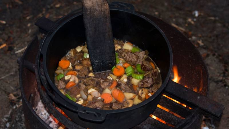 Ein Eintopf beim Camping bringt deine Kräfte wieder zurück