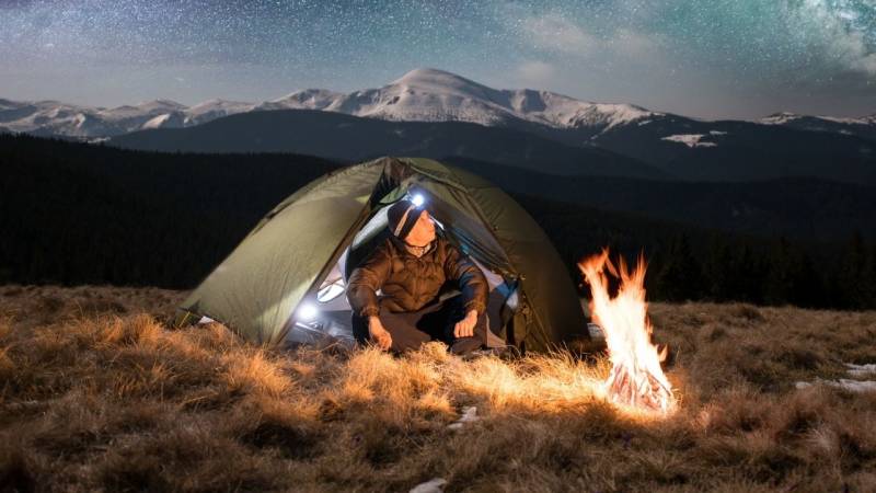 Eine Taschenlampe ist Pflicht beim Campen, ansonsten tappst du im Dunkeln