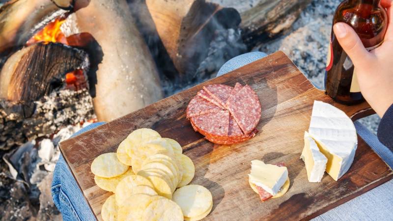 Camping ohne Kochen: Am Abend kann eine Brotzeit völlig ausreichend sein