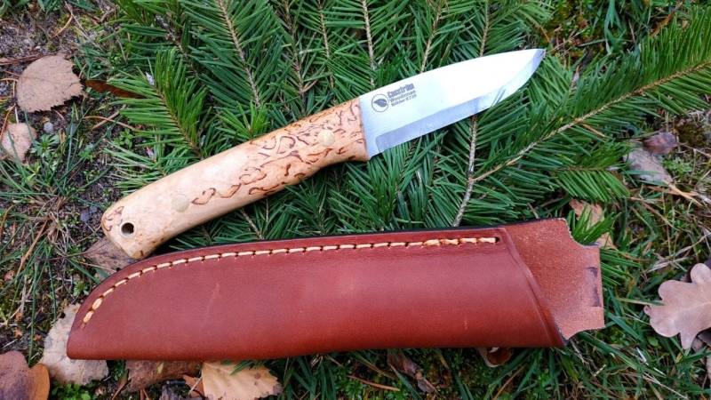 A bushcraft knife is not only a survival tool, but also an essential part of a bushcrafter's equipment. They are often made of high-quality steel and are usually quite durable. The blade should be sharp enough to split wood, cut through ropes, and prepare firewood with ease.