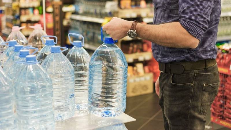 Destilliertes Wasser aus dem Supermarkt ist vollkommen genießbar