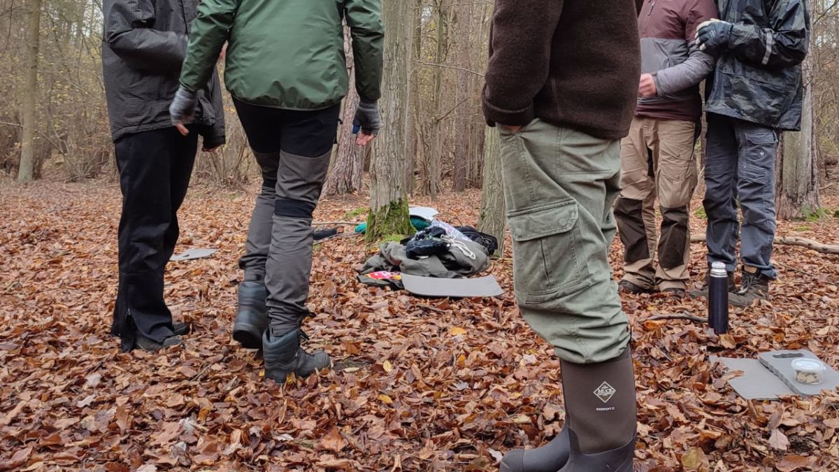 Bushcraft-Hosen sind für das Tragen im Freien konzipiert. Sie bestehen oft aus strapazierfähigem Stoff  und sind so konzipiert, dass sie langlebig und bequem sind.