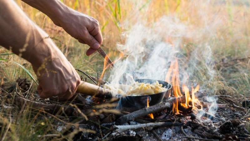 Mach anstatt den Grill doch ein Lagerfeuer an und koche damit