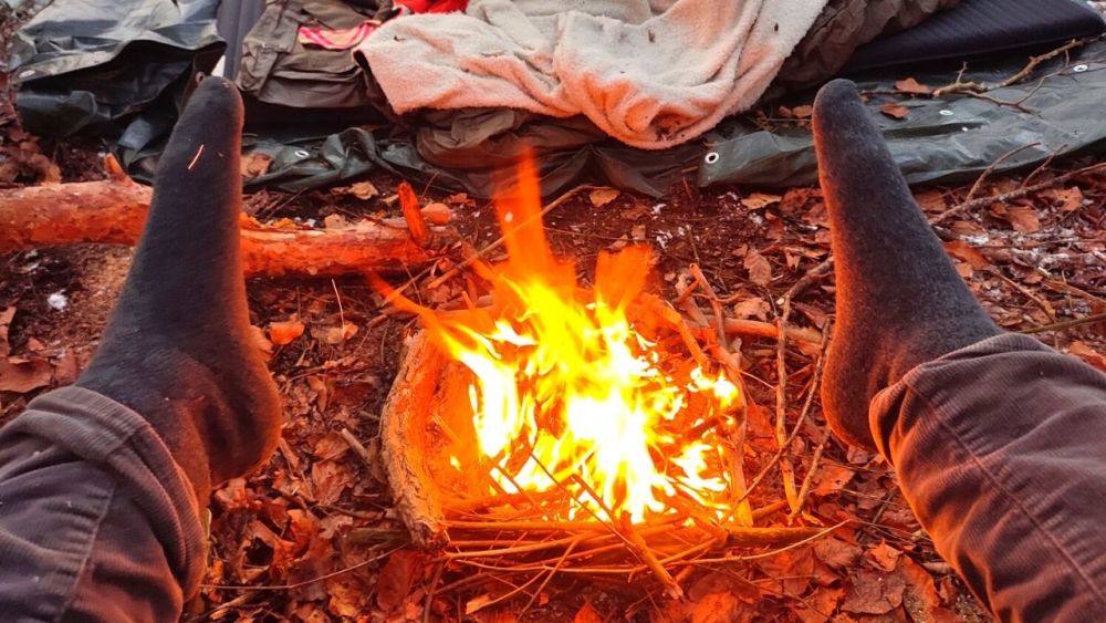 Einer Feuer wärmt nicht nur deine Füße, sondern sorgt auch für Entspannung und Geselligkeit