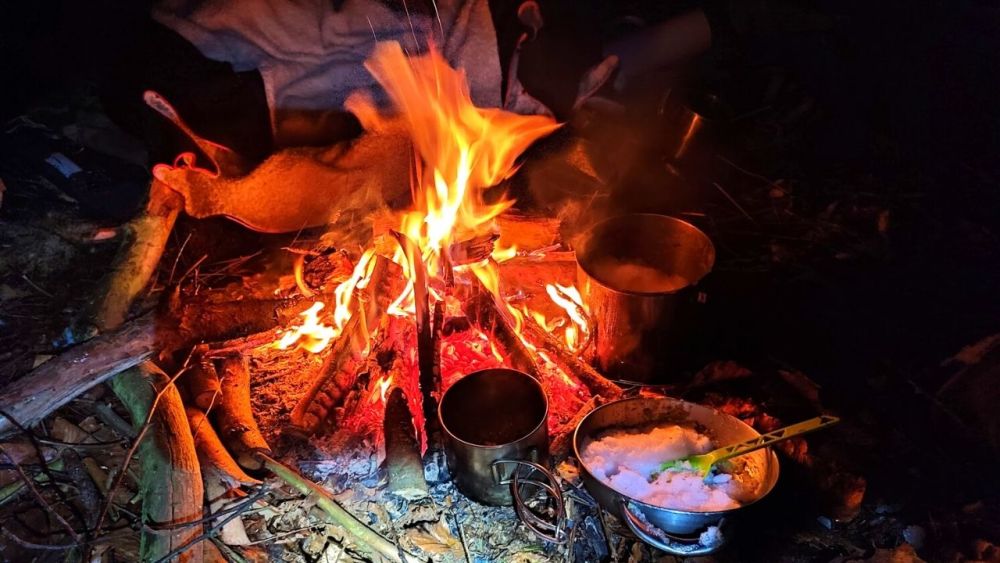 Ein Feuer im Winter kann dir massiv den Abend erleichtern