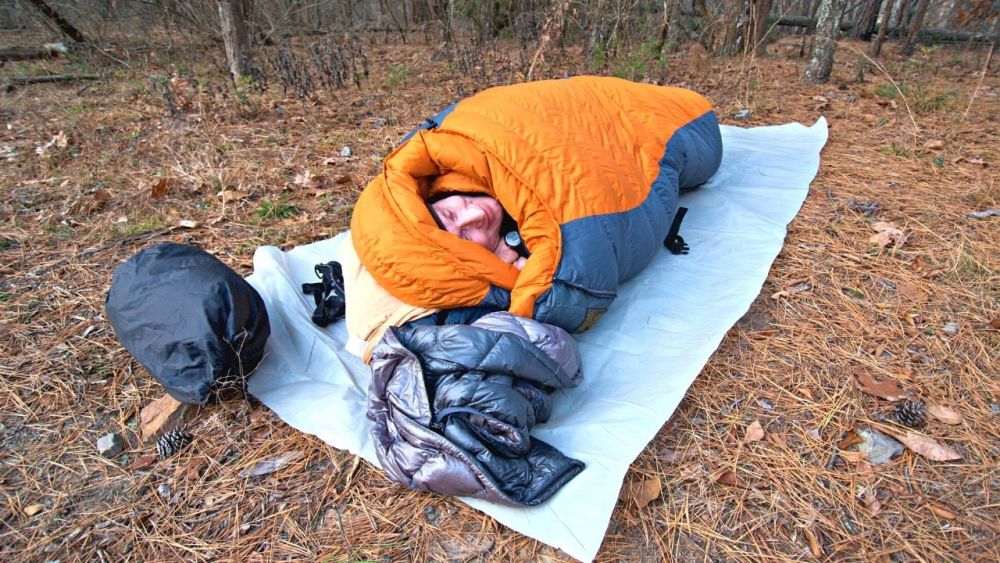 Schläfst du im Winter oft draußen, lohnt sich für dich vielleicht ein Daunenschlafsack