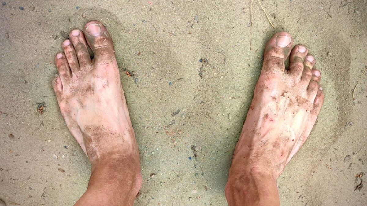 Das Füße dreckig werden beim Barfußlaufen ist ganz normal und sollte dich nicht abhalten, deine Schuhe auszuziehen
