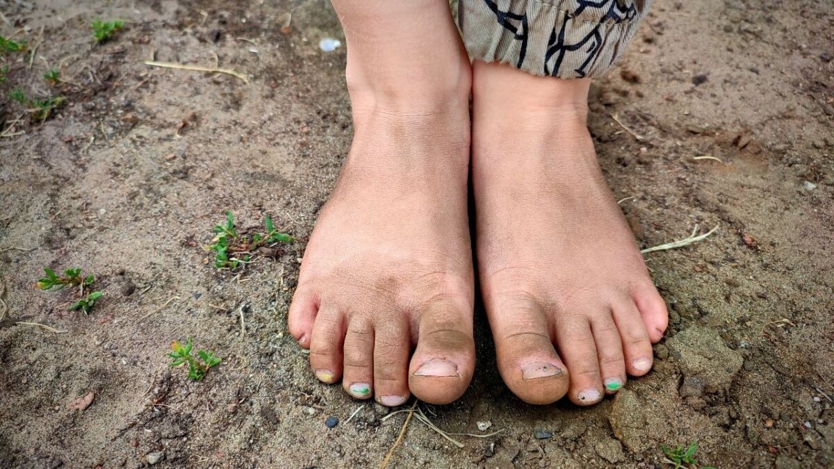 Dirty feet are completely okay and walking barefoot is good for the whole body