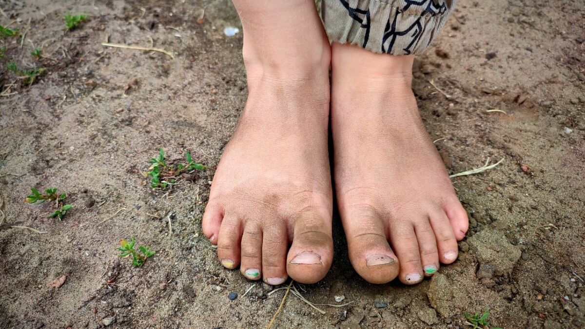 dreckige kinderfuesse barfusslaufen