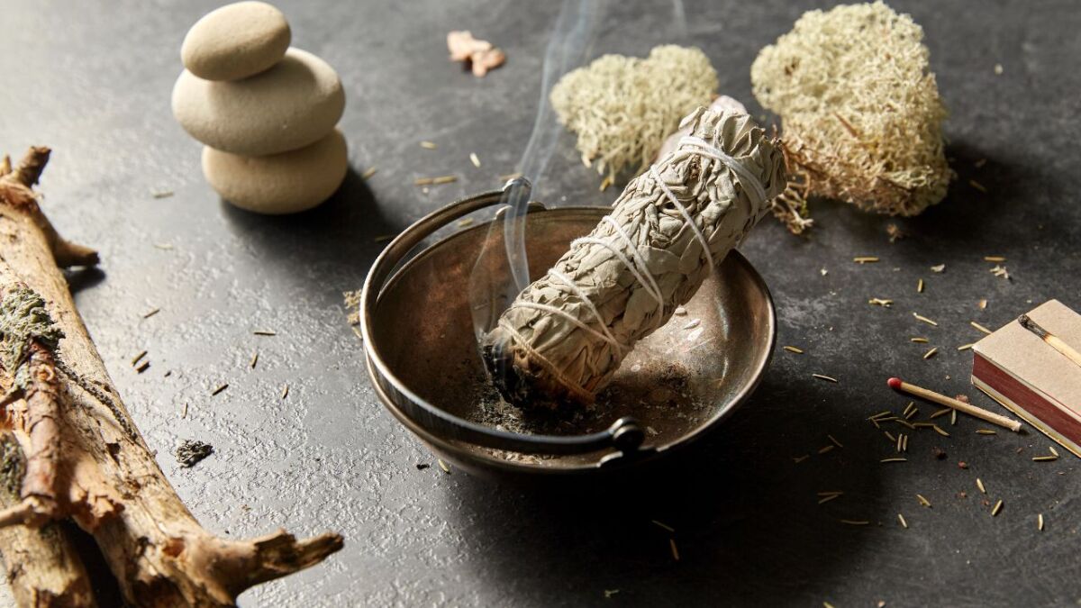 Smudging with herbs step by step - from collecting, effects, binding smudge bundles to smudging in rituals