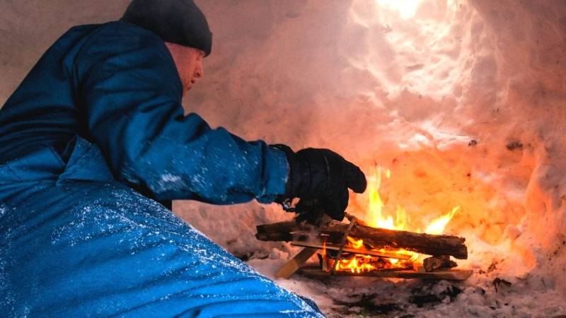 Lieber nicht: Feuer in einer Schneehöhle