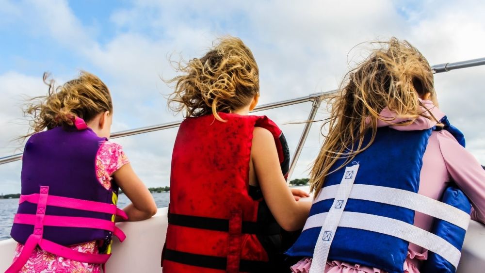 Jedes Boot sollte eine Schwimmweste für jeden Passagier haben. Kinder sollten bei der Auswahl einer Schwimmweste immer an erster Stelle stehen, da sie schwimmen können müssen und dies nicht können, wenn sie mit schwerer Kleidung zu kämpfen haben.