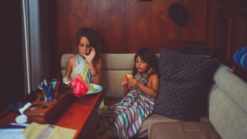 Wenn Ihre Kinder seekrank werden, sollten sie viel trinken und auf Essen verzichten. Sie sollten auch so viel Zeit wie möglich an Deck verbringen, wo sie frische Luft schnappen und in der Sonne sein können.