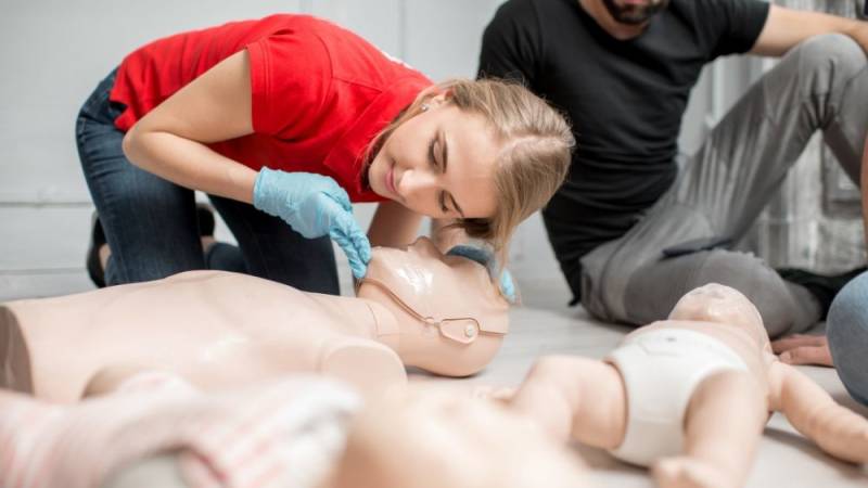 With first aid courses you practice to save lives and care for injuries