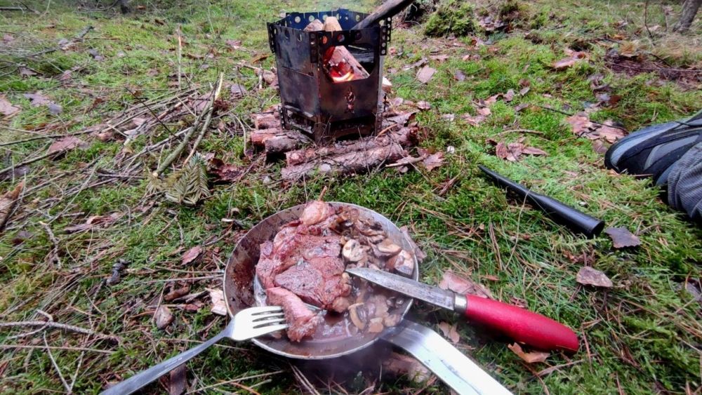 Das Essen selbst zubereiten gehört auch zum Bushcrafting