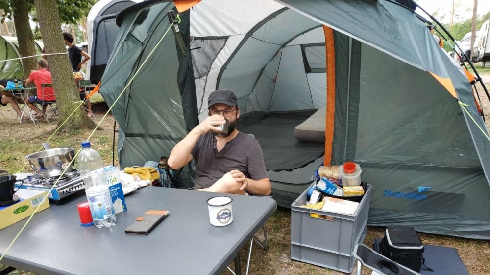 Our family tent is a tunnel tent for a maximum of 5 people - it is just right for my family and should not be smaller