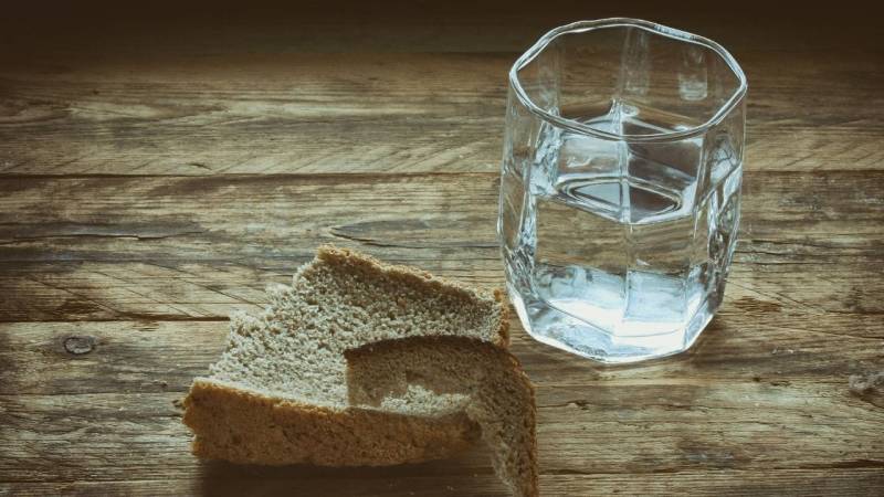 Um mit dem Hunger in einer Notsituation zurechtzukommen, solltest du es im Voraus üben