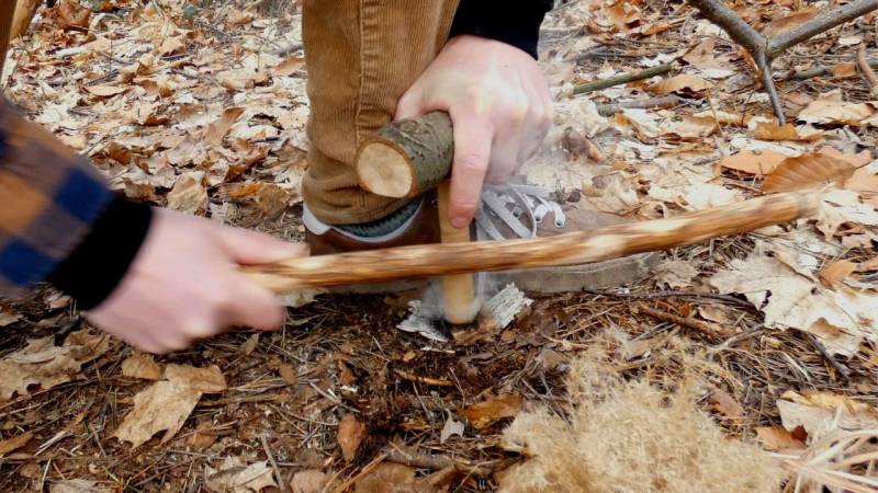 Erfahrene Bushcrafter entzünden auch mit einem Feuerbohrer ein Feuer